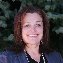 Head shot of Cynthia Clugston.